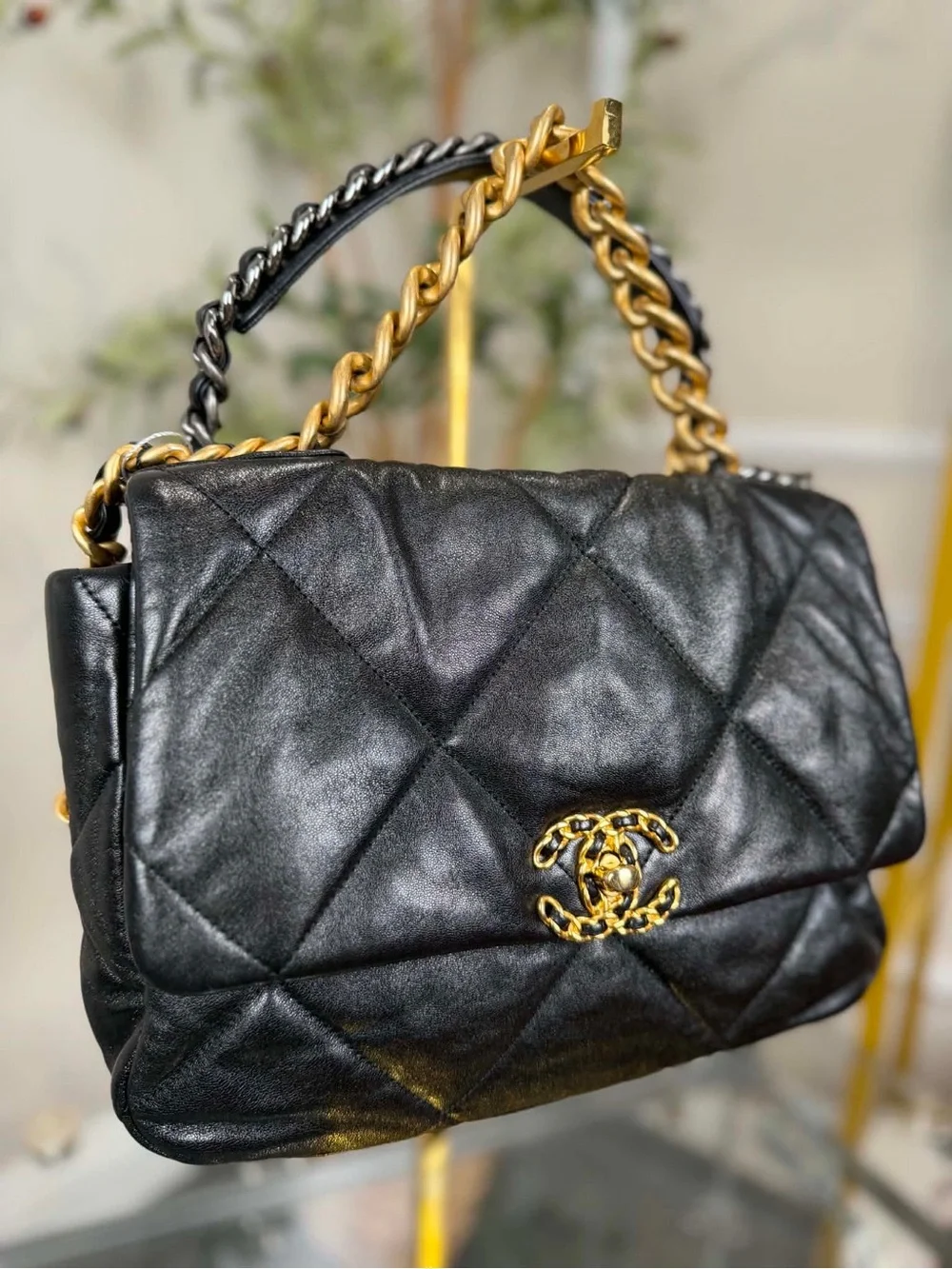 CHANEL Black Quilted Shoulder Bag with Gold Chain CC